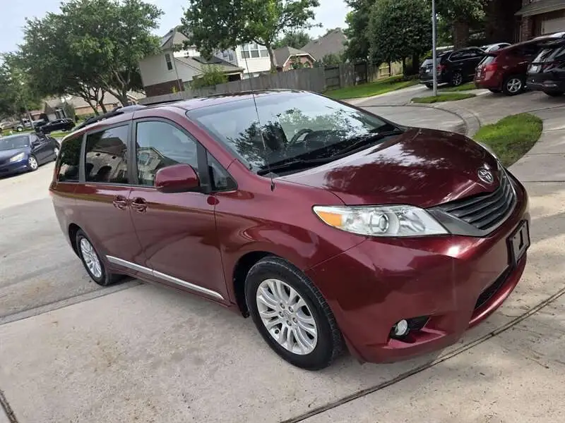 2013 Toyota Sienna LE 8-Passenger