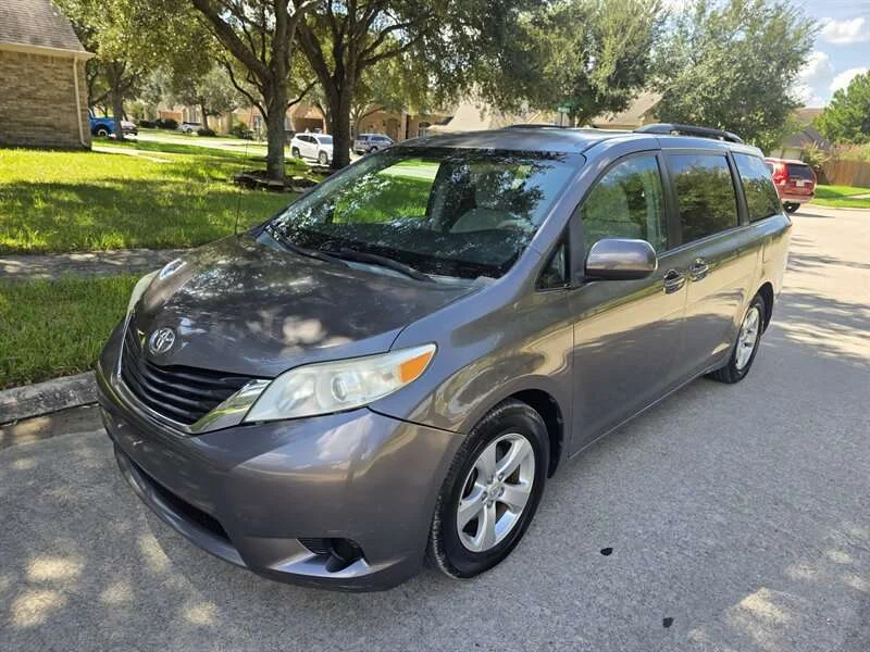 2014 Toyota Sienna LE 8-Passenger
