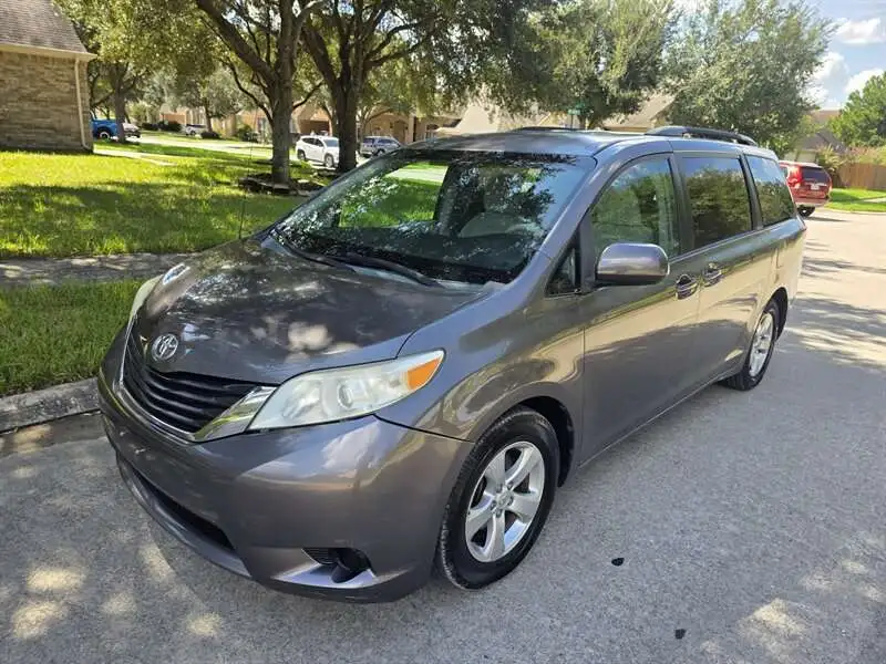 2014 Toyota Sienna LE 8-Passenger