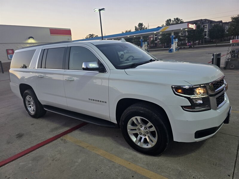 2017 Chevrolet Suburban LT - Photo 18