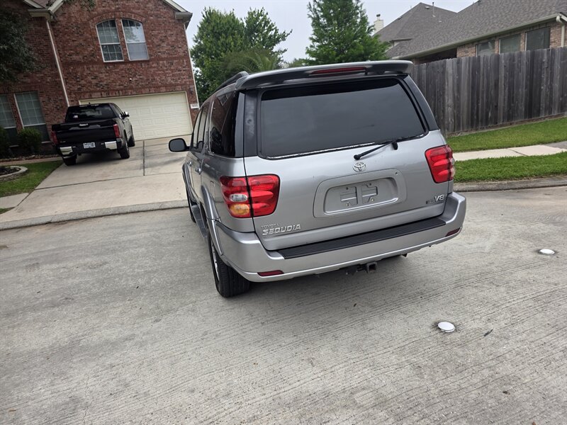2004 Toyota Sequoia SR5