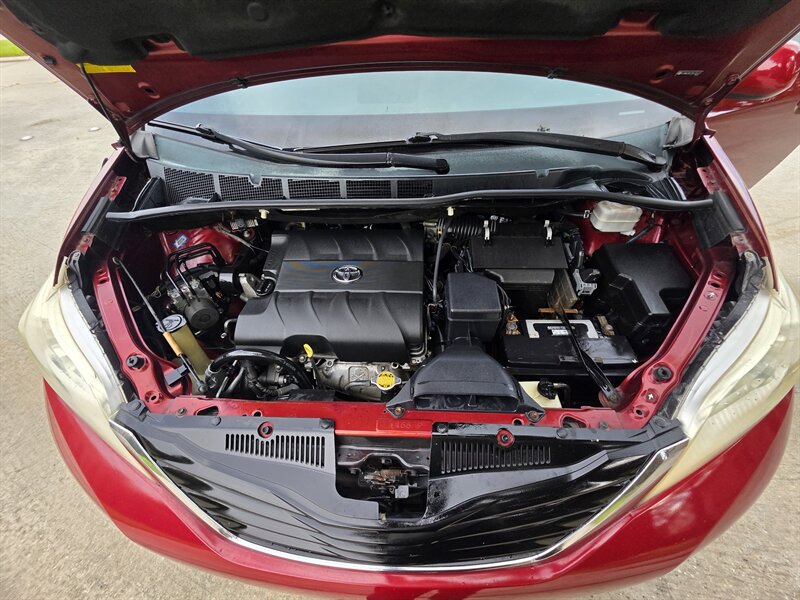 2013 Toyota Sienna LE 8-Passenger