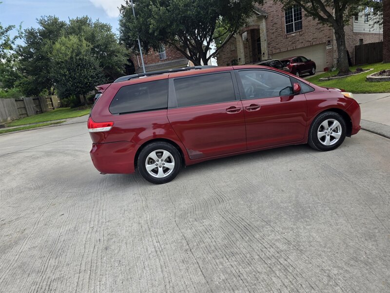 2013 Toyota Sienna LE 8-Passenger
