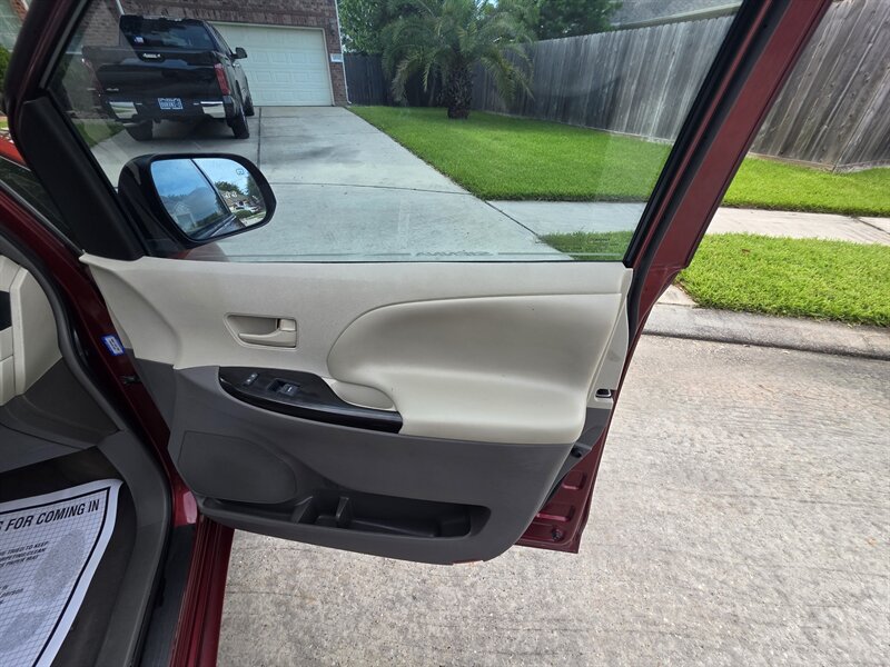 2013 Toyota Sienna LE 8-Passenger