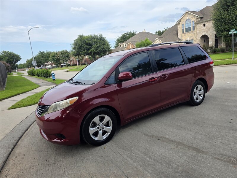 2013 Toyota Sienna LE 8-Passenger