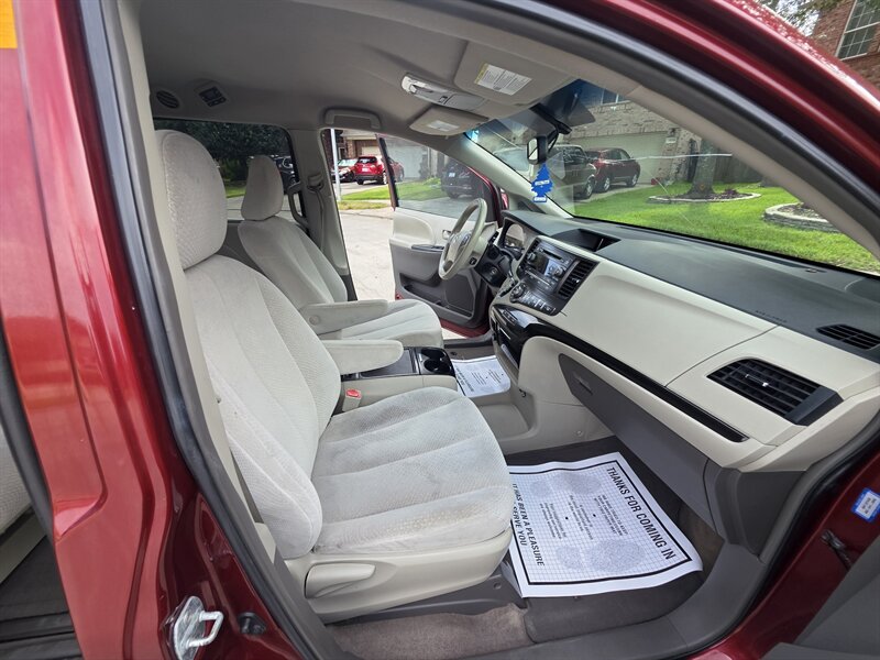 2013 Toyota Sienna LE 8-Passenger