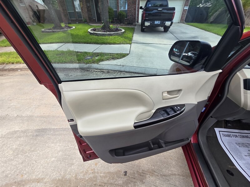 2013 Toyota Sienna LE 8-Passenger