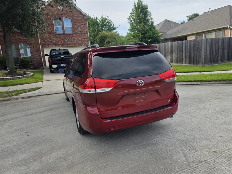 2013 Toyota Sienna LE 8-Passenger