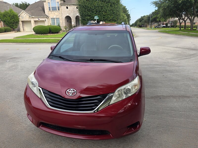2013 Toyota Sienna LE 8-Passenger
