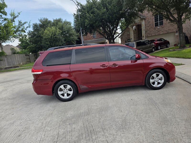 2013 Toyota Sienna LE 8-Passenger