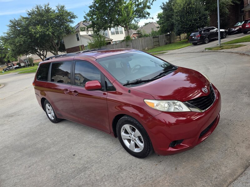 2013 Toyota Sienna LE 8-Passenger