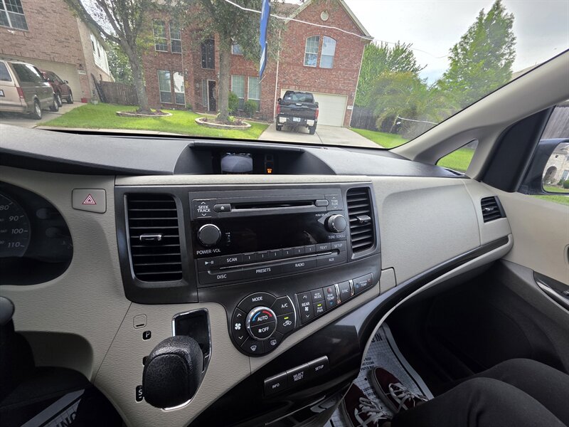 2013 Toyota Sienna LE 8-Passenger