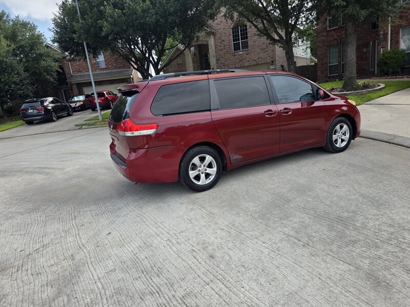 2013 Toyota Sienna LE 8-Passenger