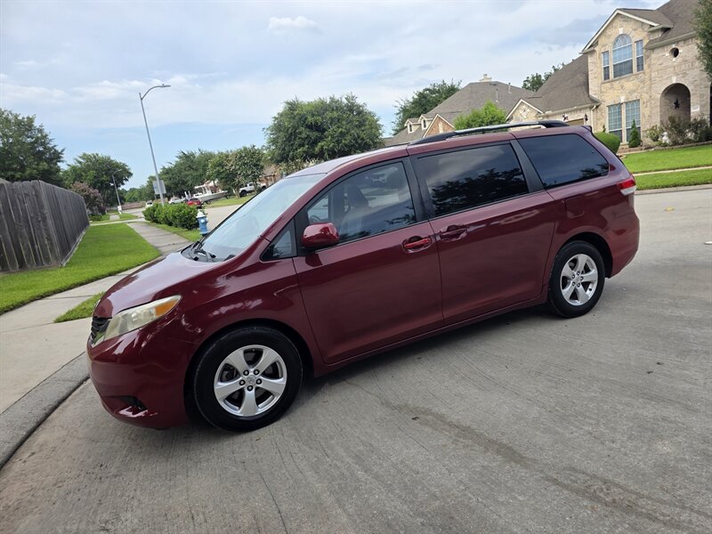 2013 Toyota Sienna LE 8-Passenger