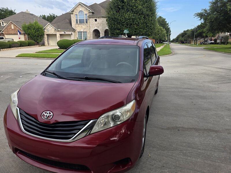 2013 Toyota Sienna LE 8-Passenger