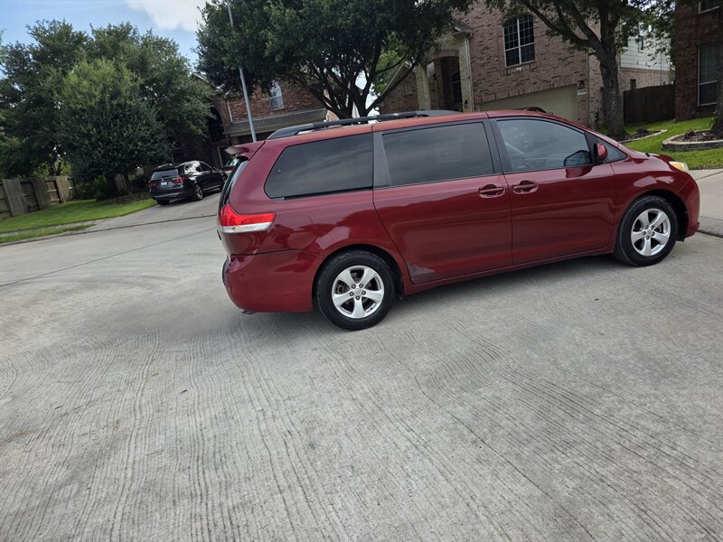 2013 Toyota Sienna LE 8-Passenger