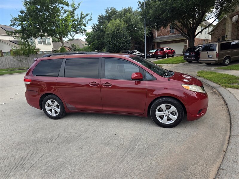 2013 Toyota Sienna LE 8-Passenger