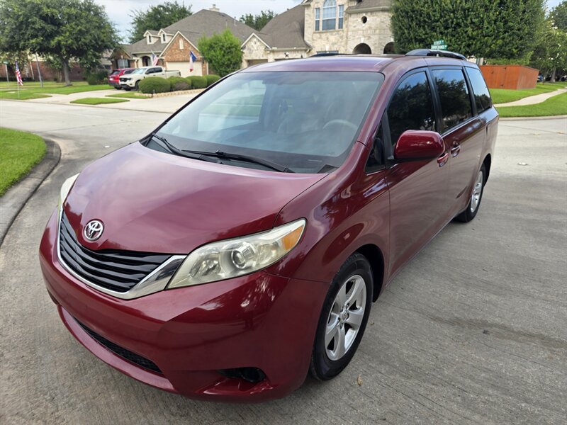 2013 Toyota Sienna LE 8-Passenger