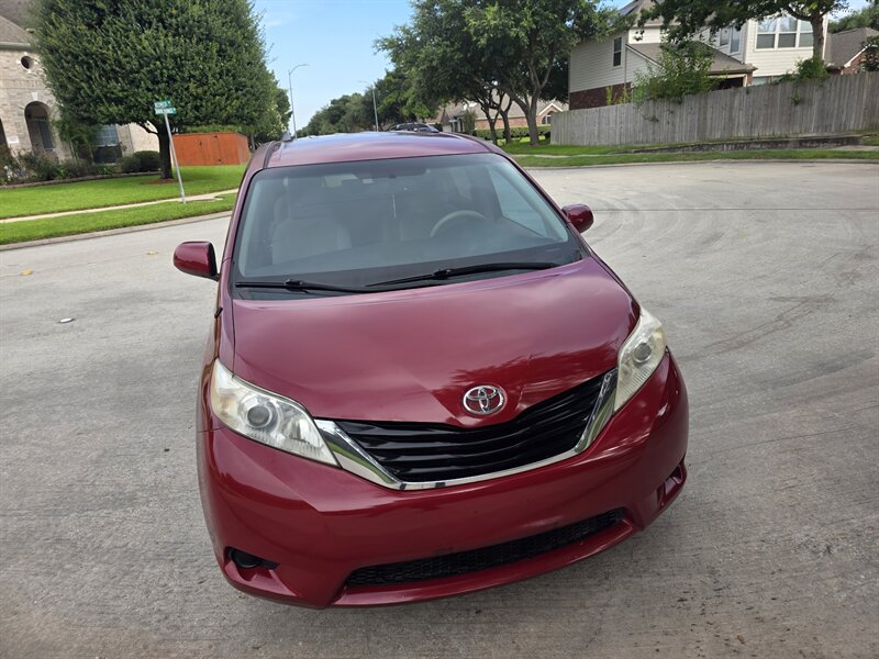 2013 Toyota Sienna LE 8-Passenger