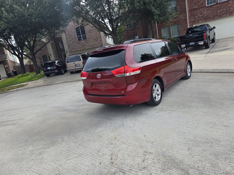 2013 Toyota Sienna LE 8-Passenger