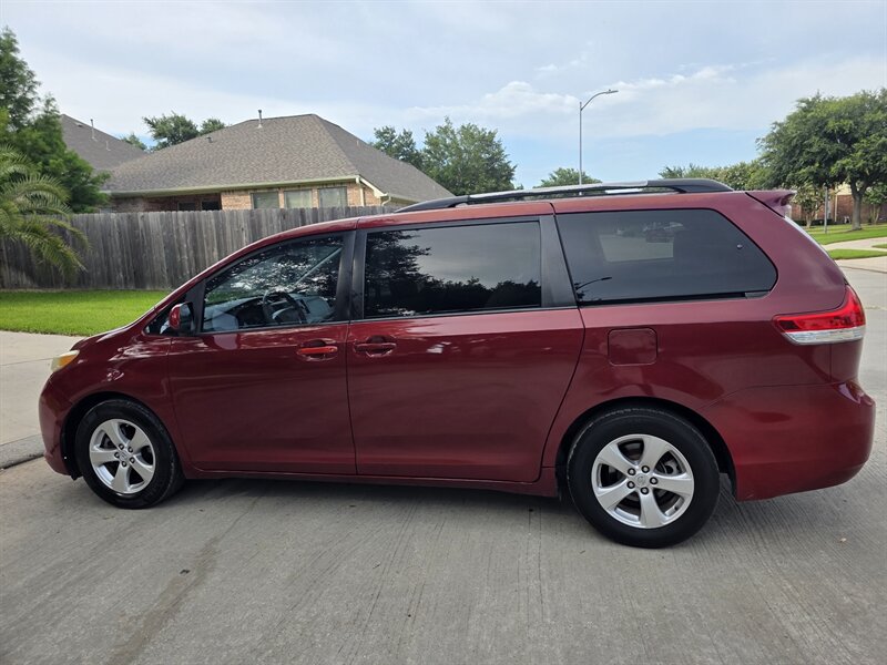 2013 Toyota Sienna LE 8-Passenger