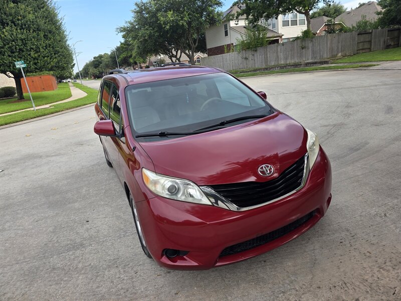 2013 Toyota Sienna LE 8-Passenger