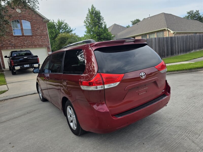2013 Toyota Sienna LE 8-Passenger