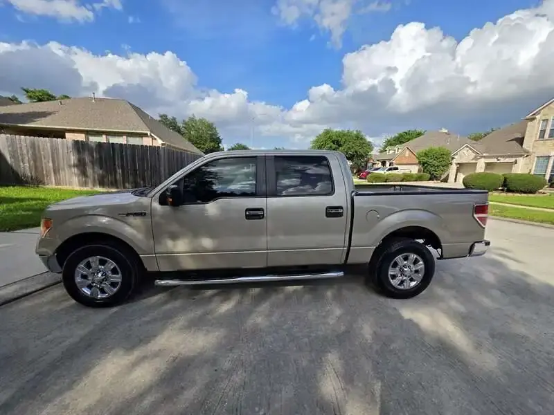 2010 Ford F-150 XLT exterior example